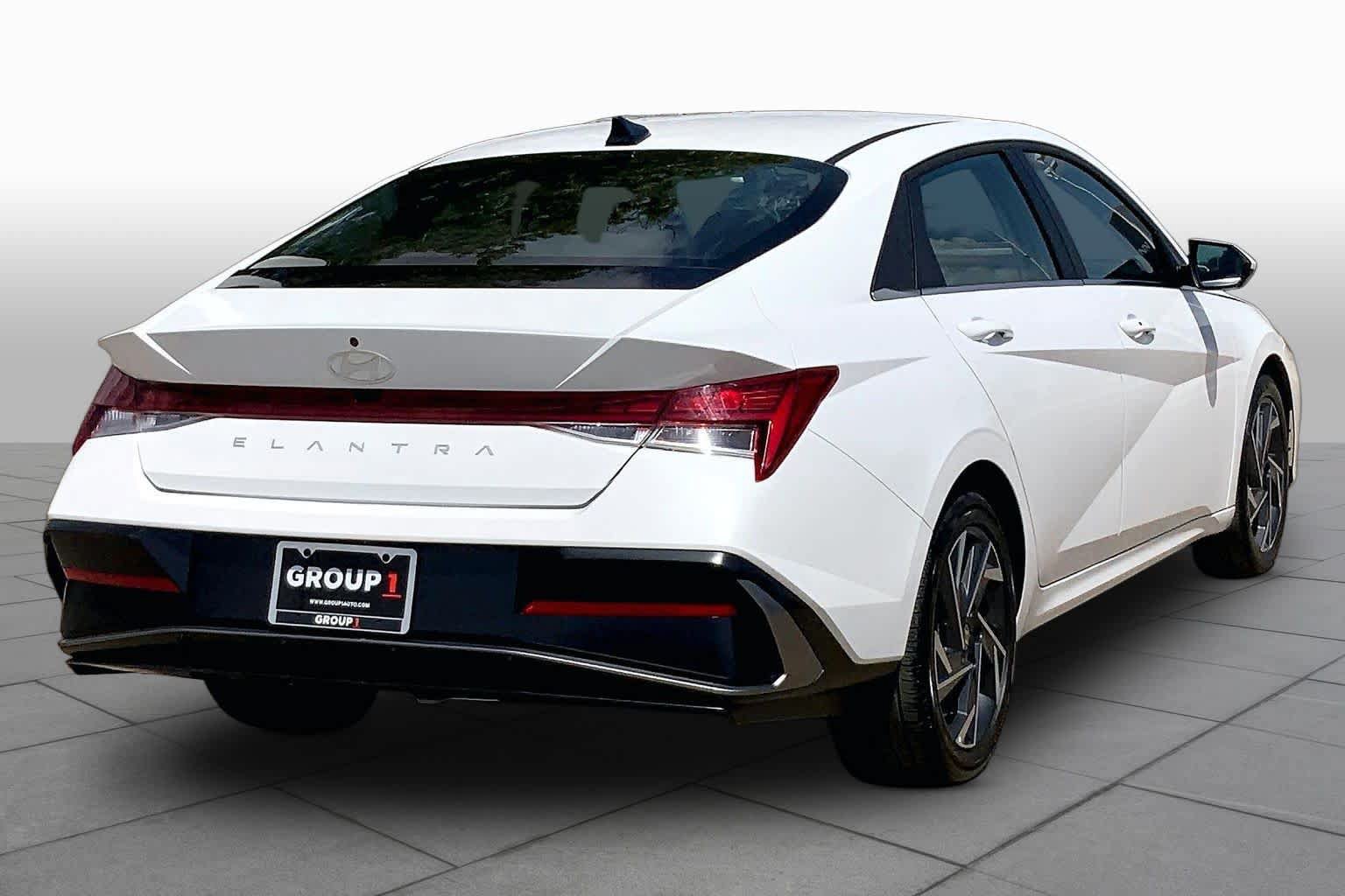 Used 2025 Hyundai Elantra SEL FWD image 13