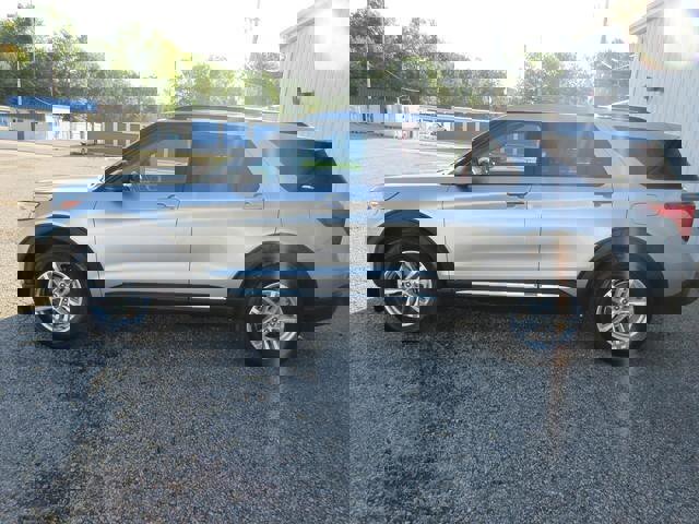 Certified 2022 Ford Explorer XLT image 2