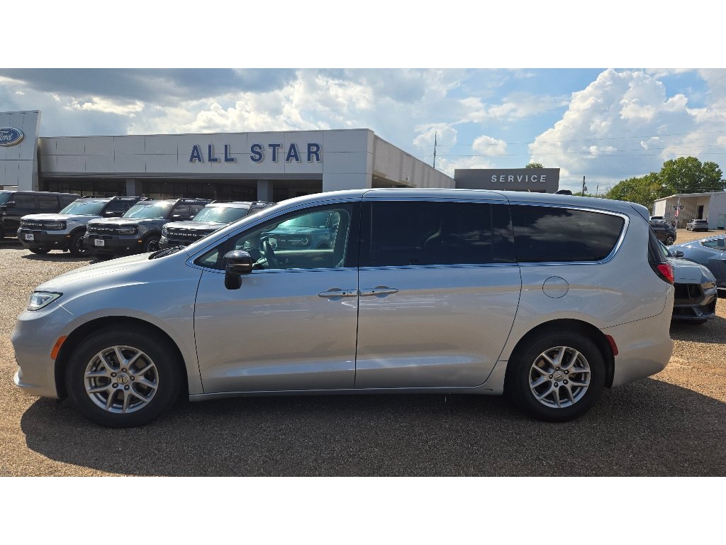 Used 2024 Chrysler Pacifica Touring-L FWD image 3