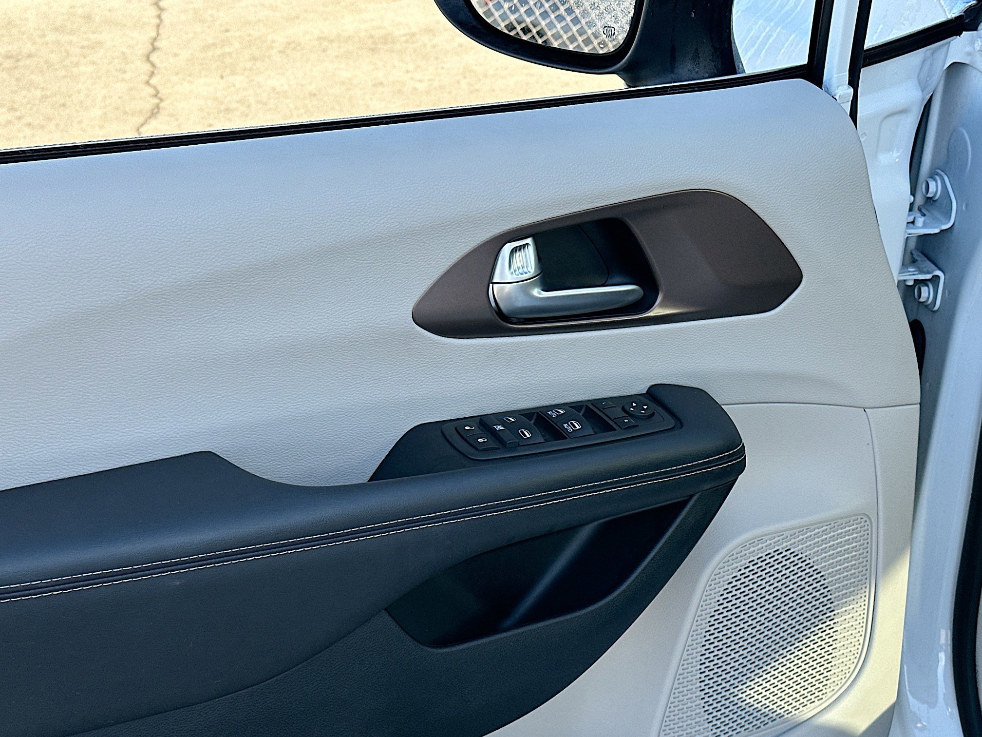 Used 2024 Chrysler Voyager LX image 17