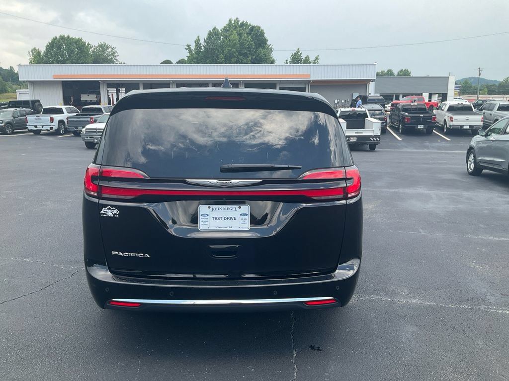 Used 2024 Chrysler Pacifica Touring-L FWD image 6