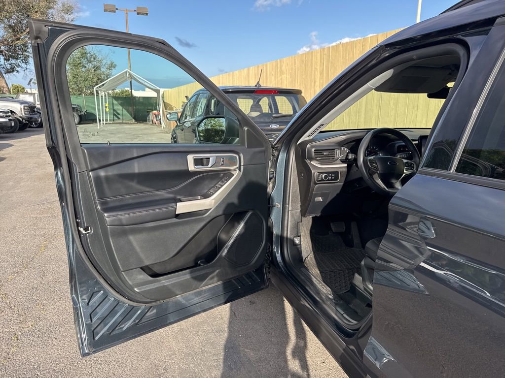Certified 2023 Ford Explorer XLT RWD image 5