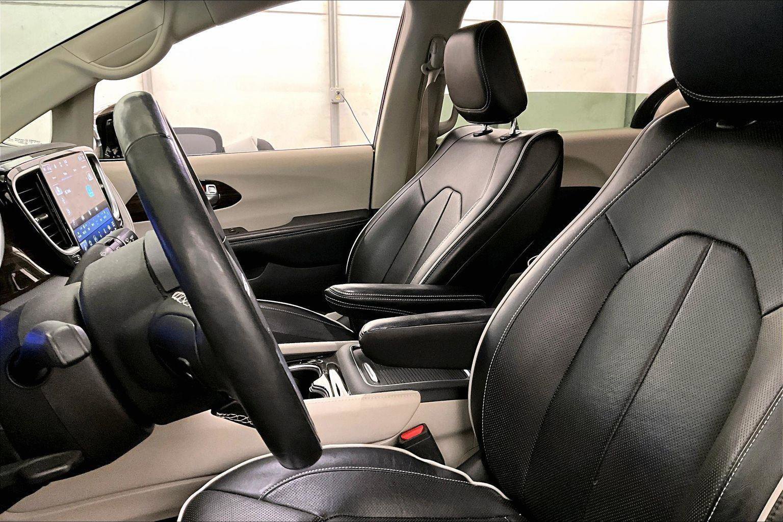 Used 2022 Chrysler Pacifica Limited image 24