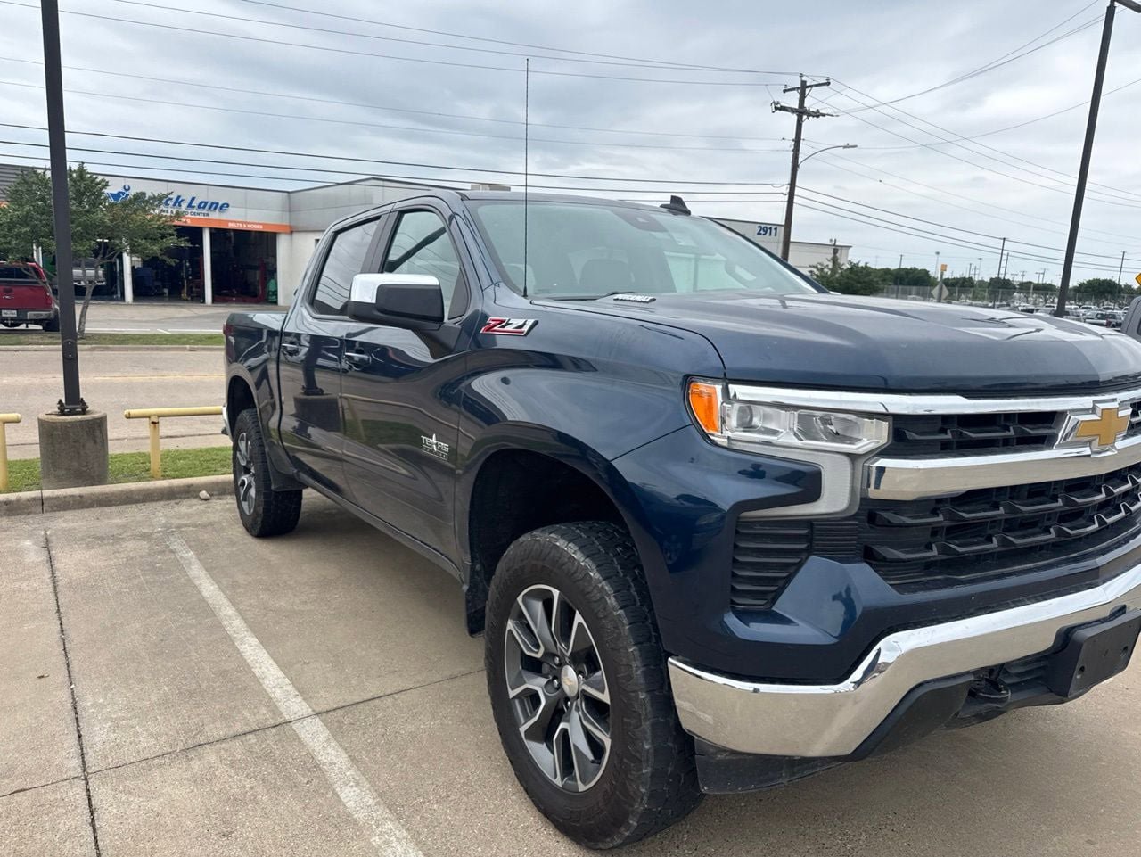 Used 2022 Chevrolet Silverado 1500 LT AWD/4WD image 3