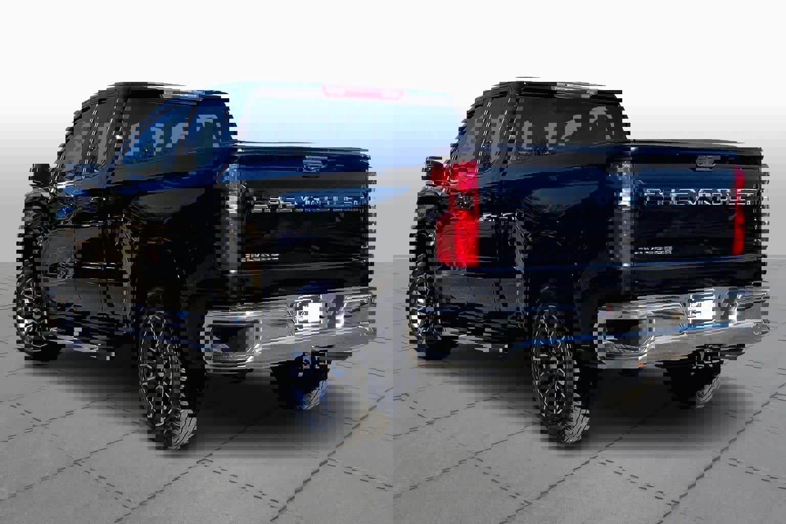 Used 2022 Chevrolet Silverado 1500 LT image 2