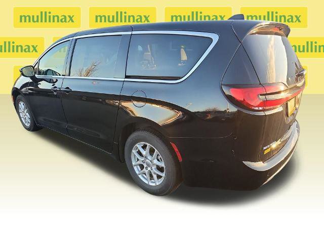 Used 2024 Chrysler Pacifica Touring-L image 12