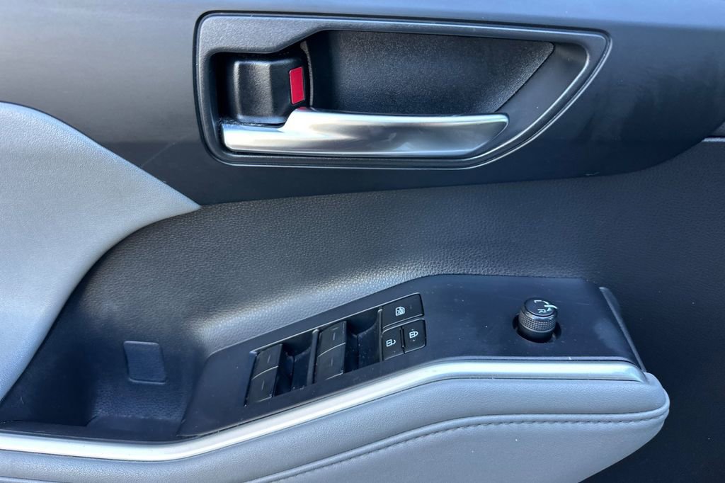 Used 2023 Toyota Highlander XLE AWD/4WD image 7