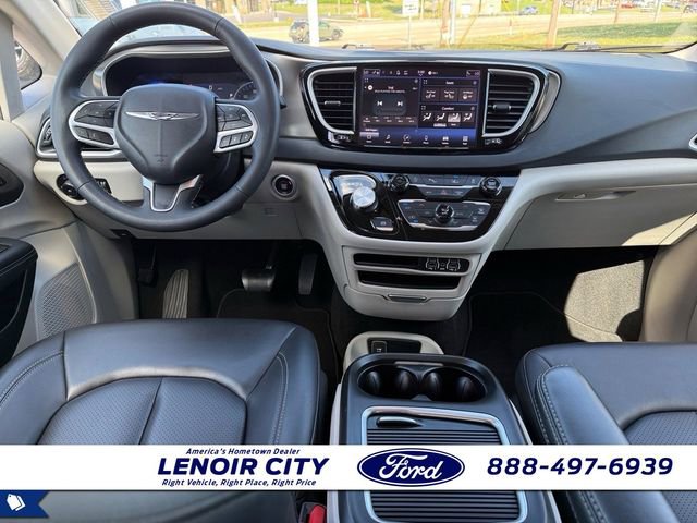 Used 2023 Chrysler Pacifica Touring-L FWD image 15