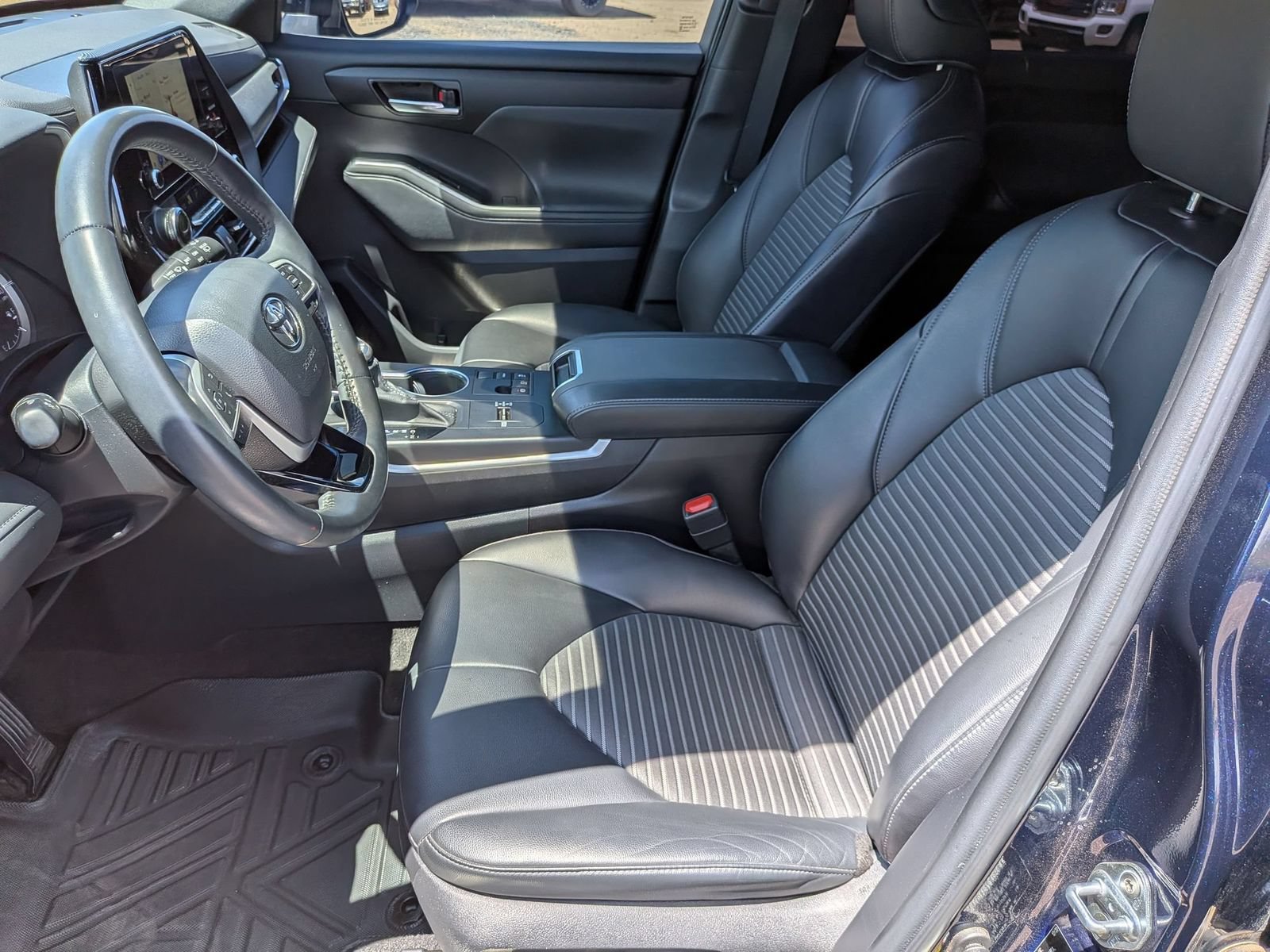 Used 2023 Toyota Highlander XSE FWD image 11