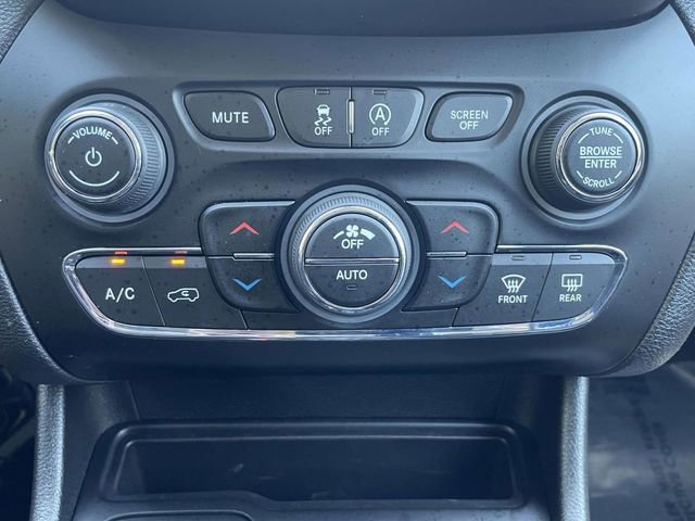 Used 2019 Jeep Cherokee Latitude Plus w/ Comfort/Convenience Group FWD image 21