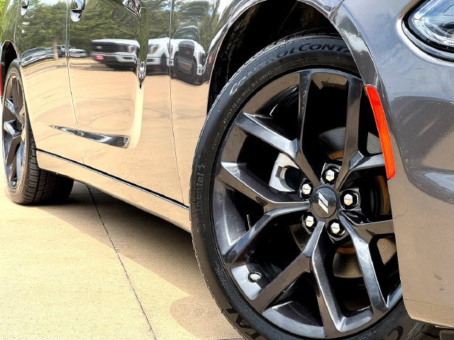 Used 2022 Dodge Charger SXT w/ Blacktop Package RWD image 2