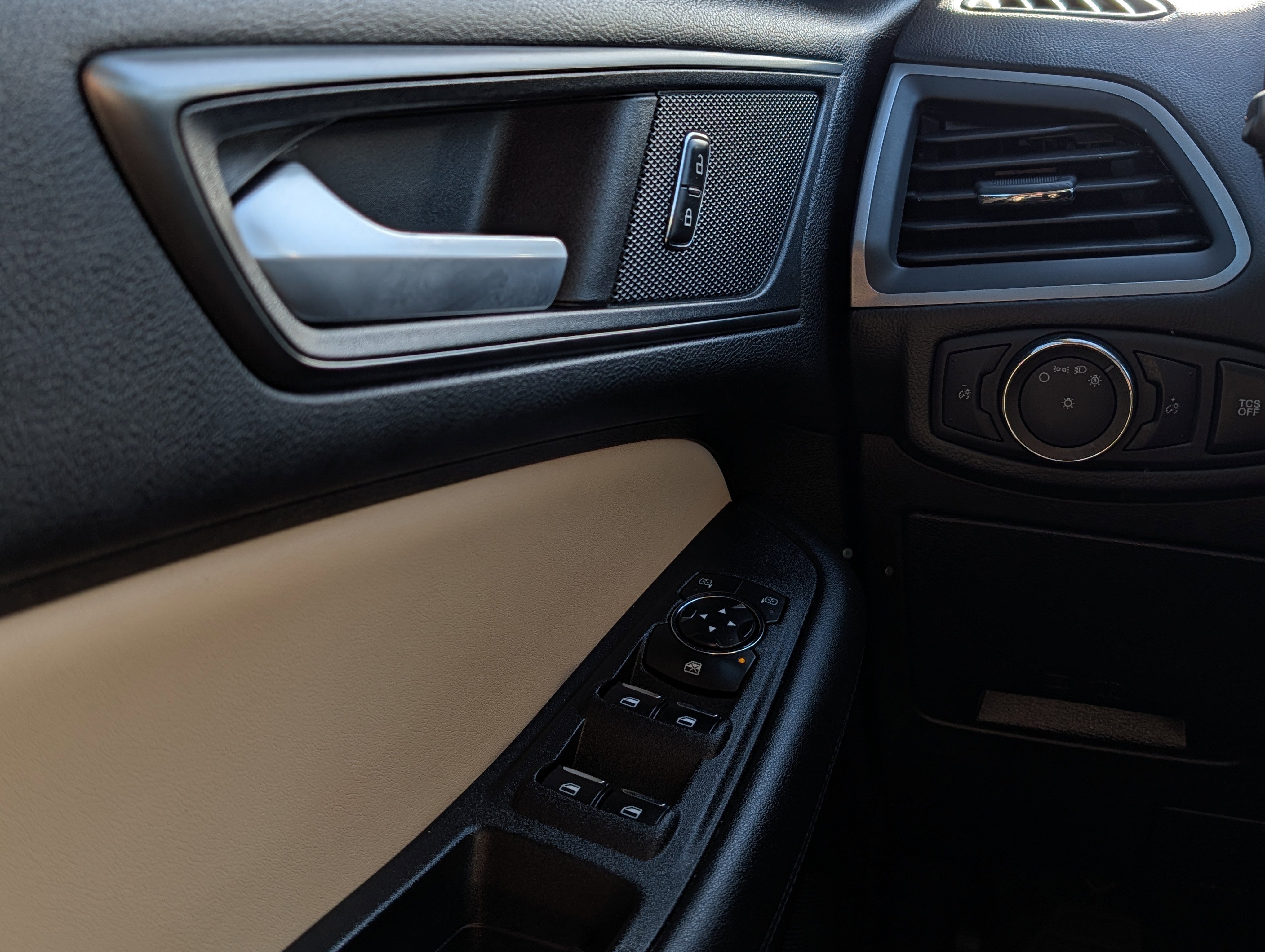 Certified 2020 Ford Edge SE image 23