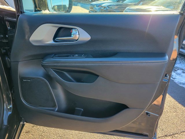 Used 2020 Chrysler Pacifica Limited image 26