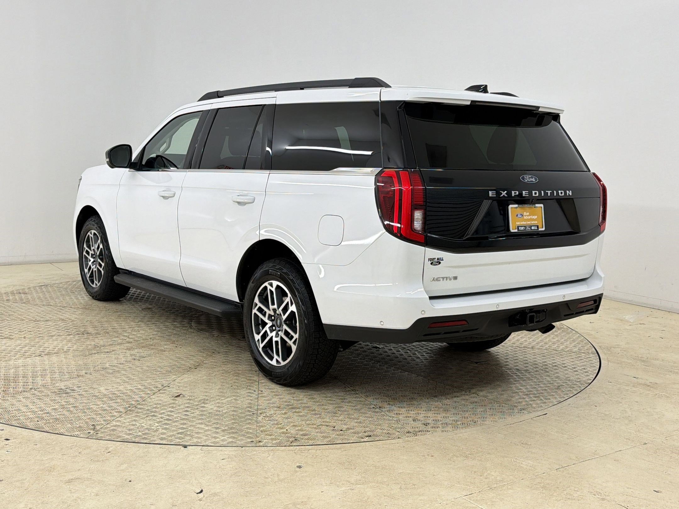 Certified 2025 Ford Expedition Active AWD/4WD image 3