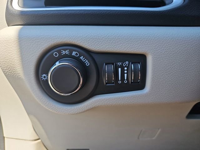 Used 2024 Chrysler Voyager LX FWD image 33