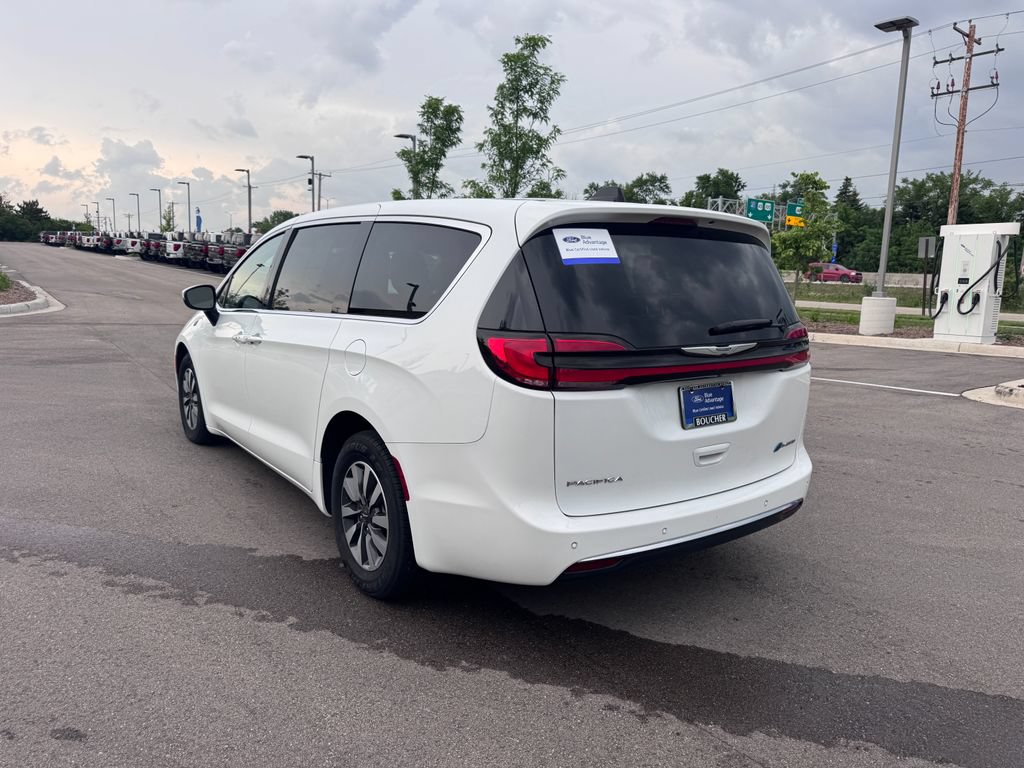 Used 2023 Chrysler Pacifica Touring-L FWD image 4