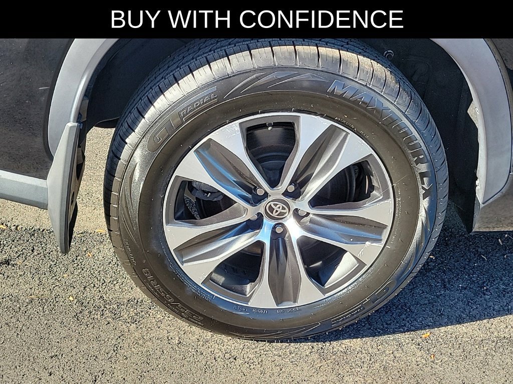Used 2020 Toyota Highlander XLE AWD/4WD image 5