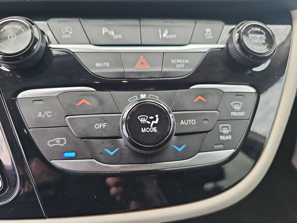 Used 2024 Chrysler Pacifica Touring-L FWD image 22