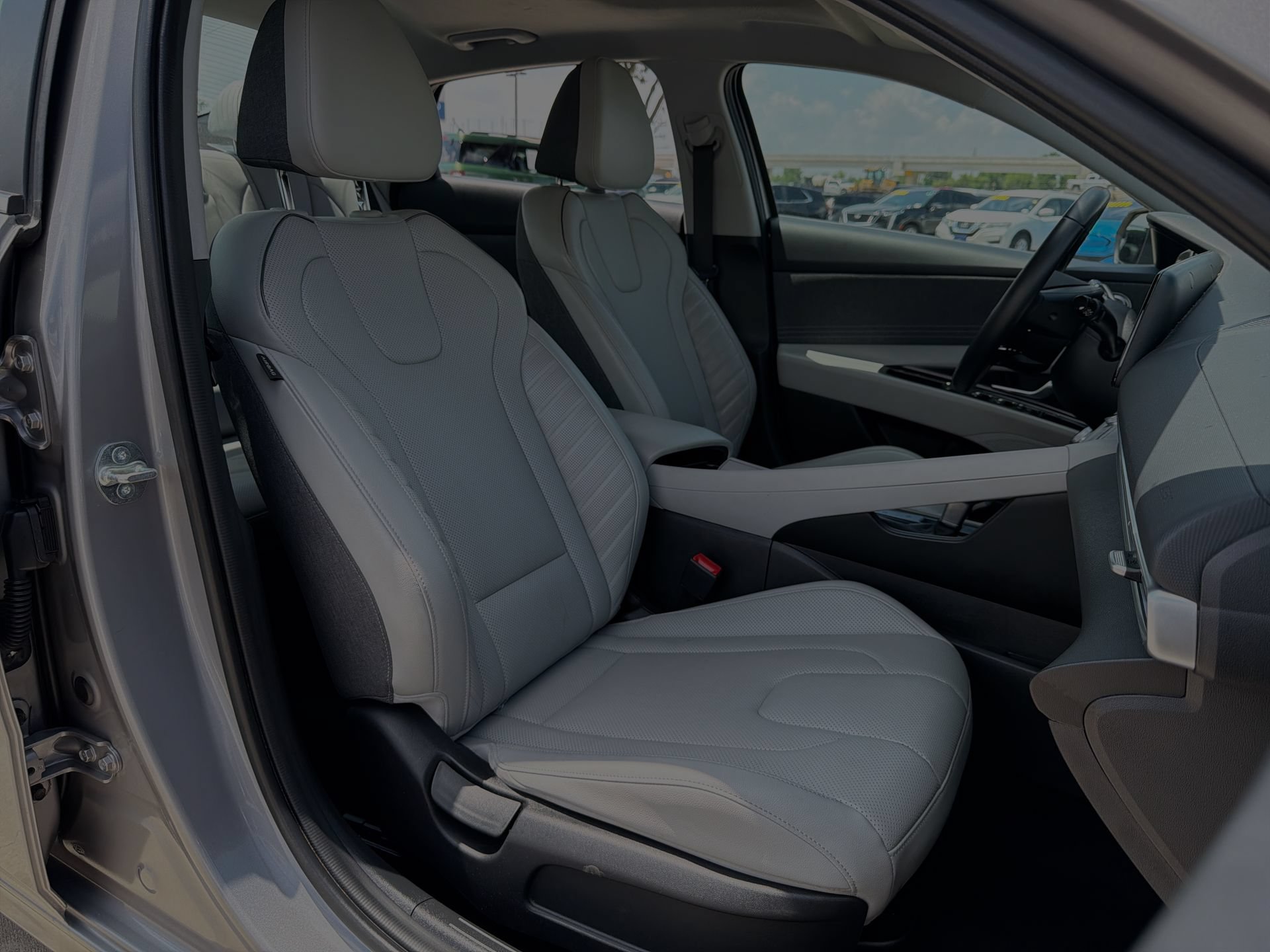 Used 2025 Hyundai Elantra Limited FWD image 25