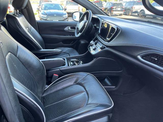 Used 2025 Chrysler Pacifica Limited FWD image 13
