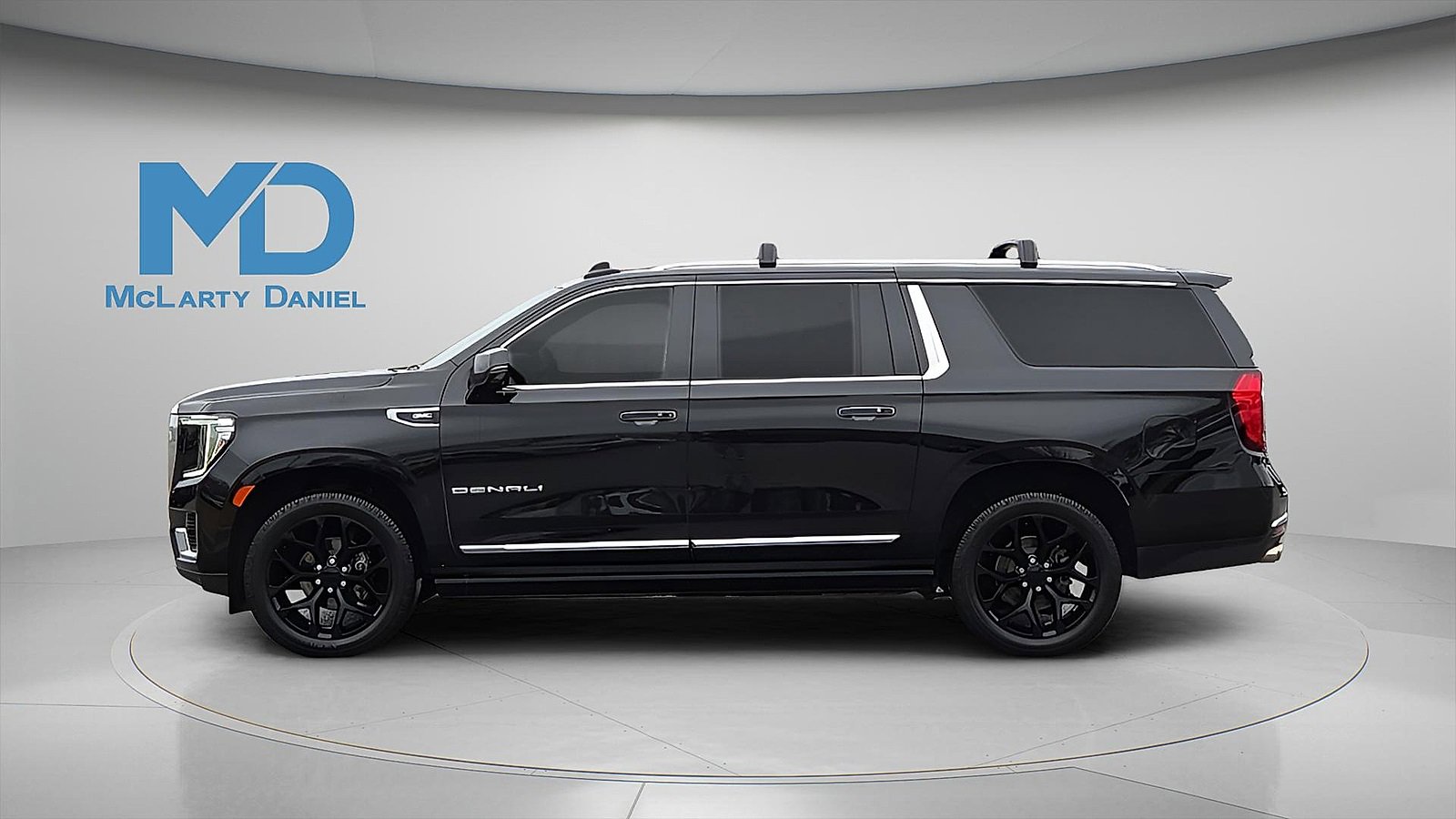 Used 2021 GMC Yukon XL Denali w/ Denali Premium Package image 3