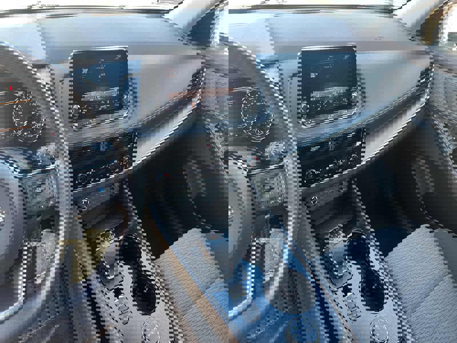 Used 2022 Nissan Rogue SV image 12