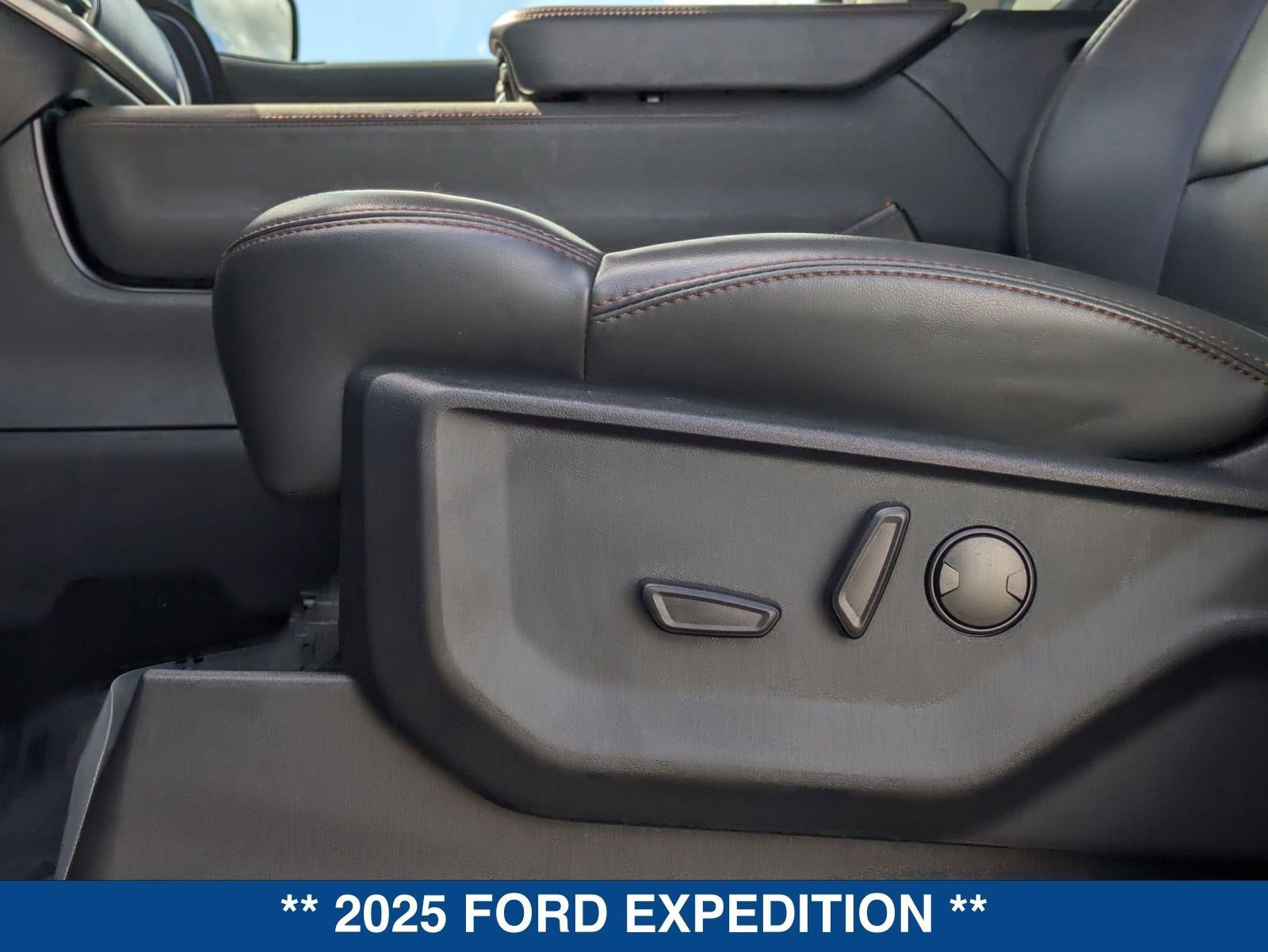 Certified 2025 Ford Expedition Active image 27
