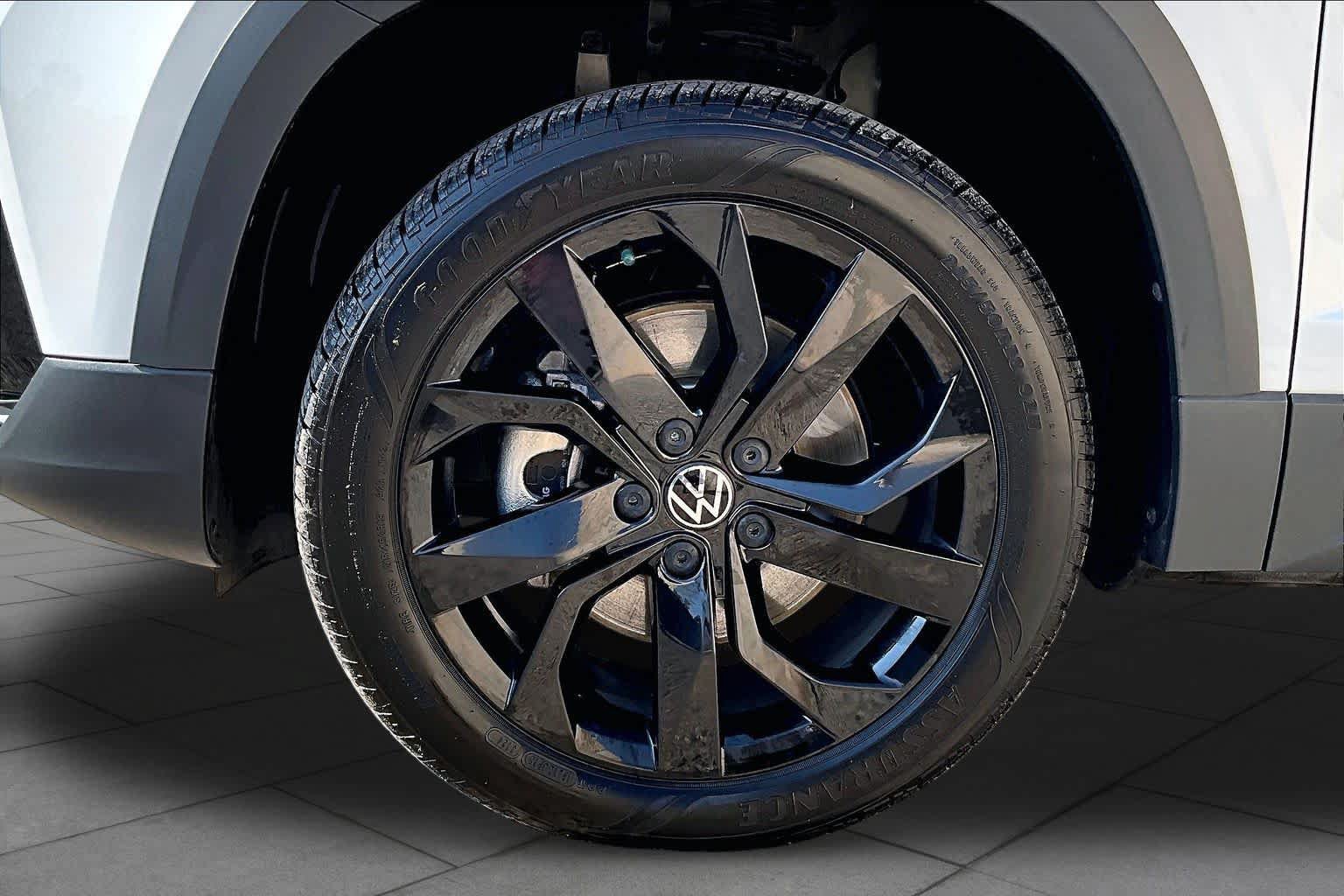 Used 2024 Volkswagen Taos SE w/ MDO Package FWD image 13