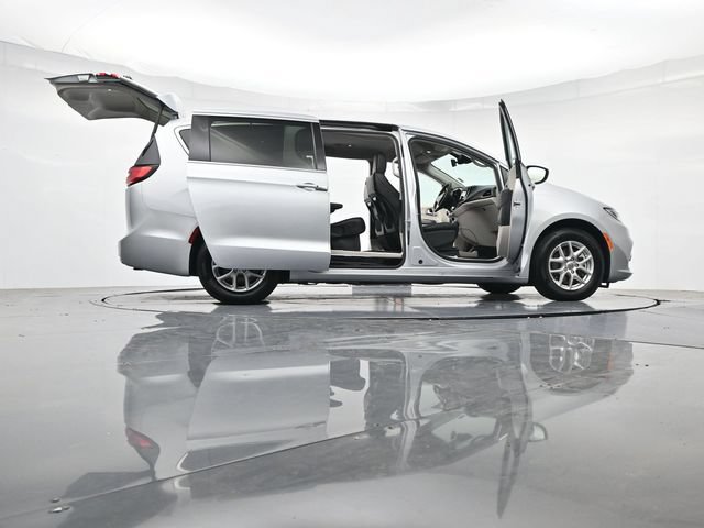Used 2024 Chrysler Pacifica Touring-L FWD image 57