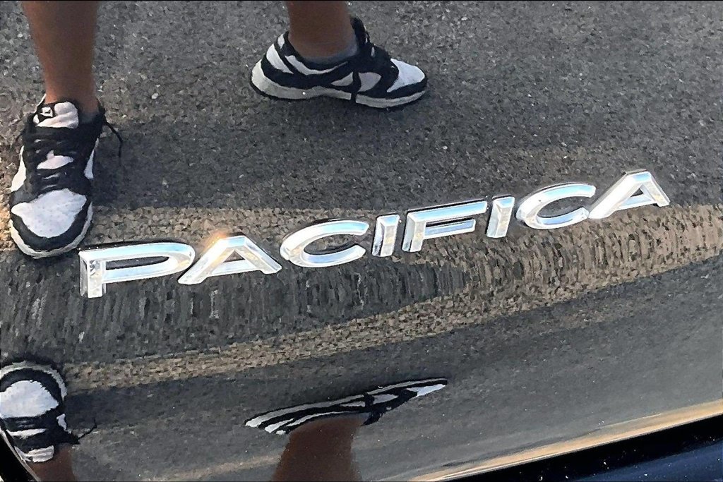 Used 2024 Chrysler Pacifica Limited FWD image 8