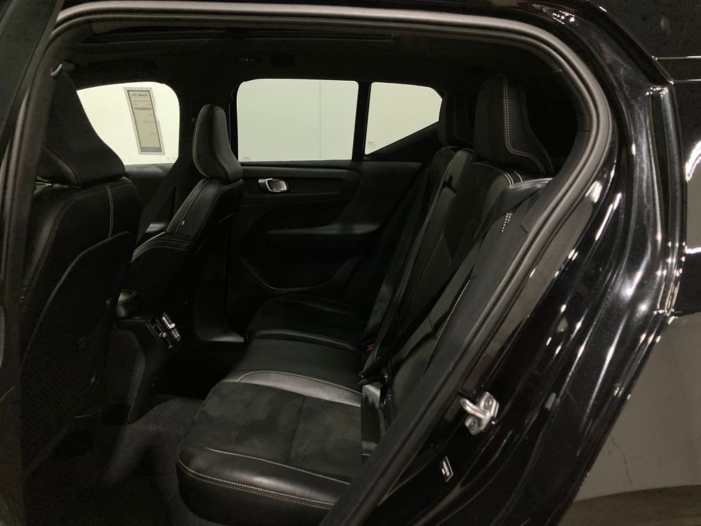 Used 2021 Volvo XC40 T5 R-Design image 17