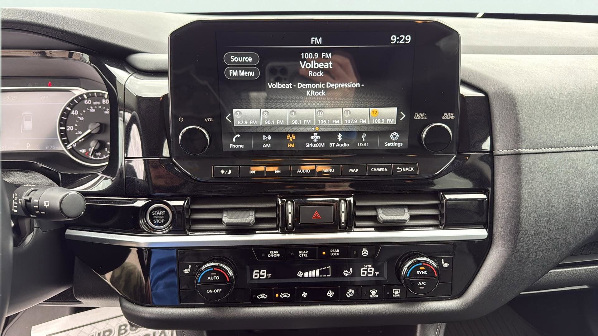 Used 2024 Nissan Pathfinder SL AWD/4WD image 12