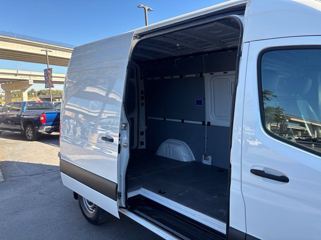 Used 2024 Mercedes-Benz Sprinter 2500 image 10