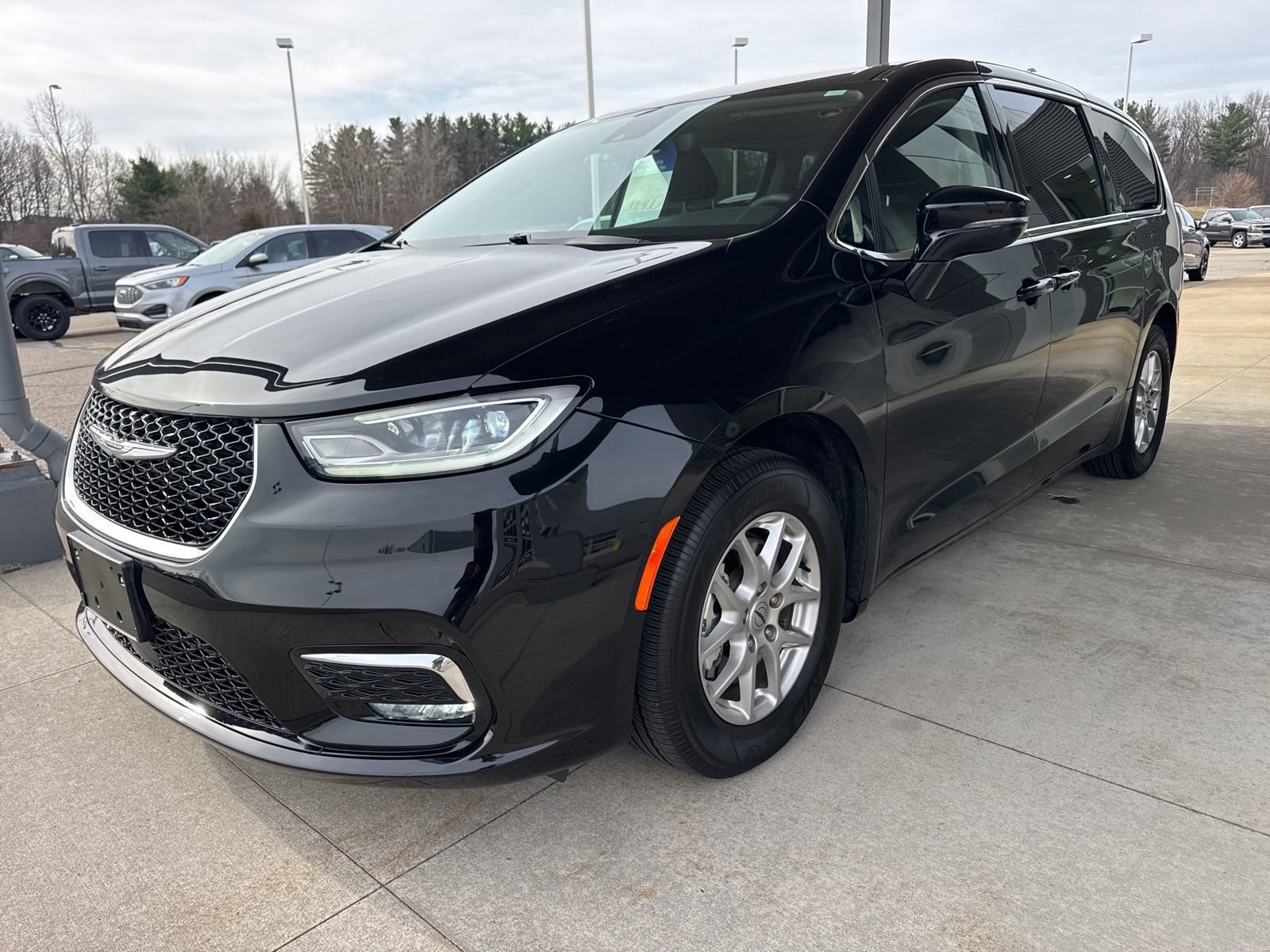 Used 2024 Chrysler Pacifica Touring-L image 10