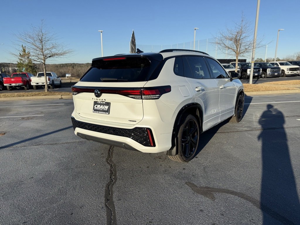 Used 2025 Volkswagen Tiguan SE R-Line image 5