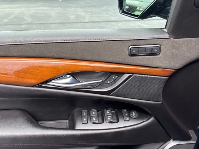 Used 2020 Cadillac Escalade Luxury w/ LPO, Radiant Package AWD/4WD image 17