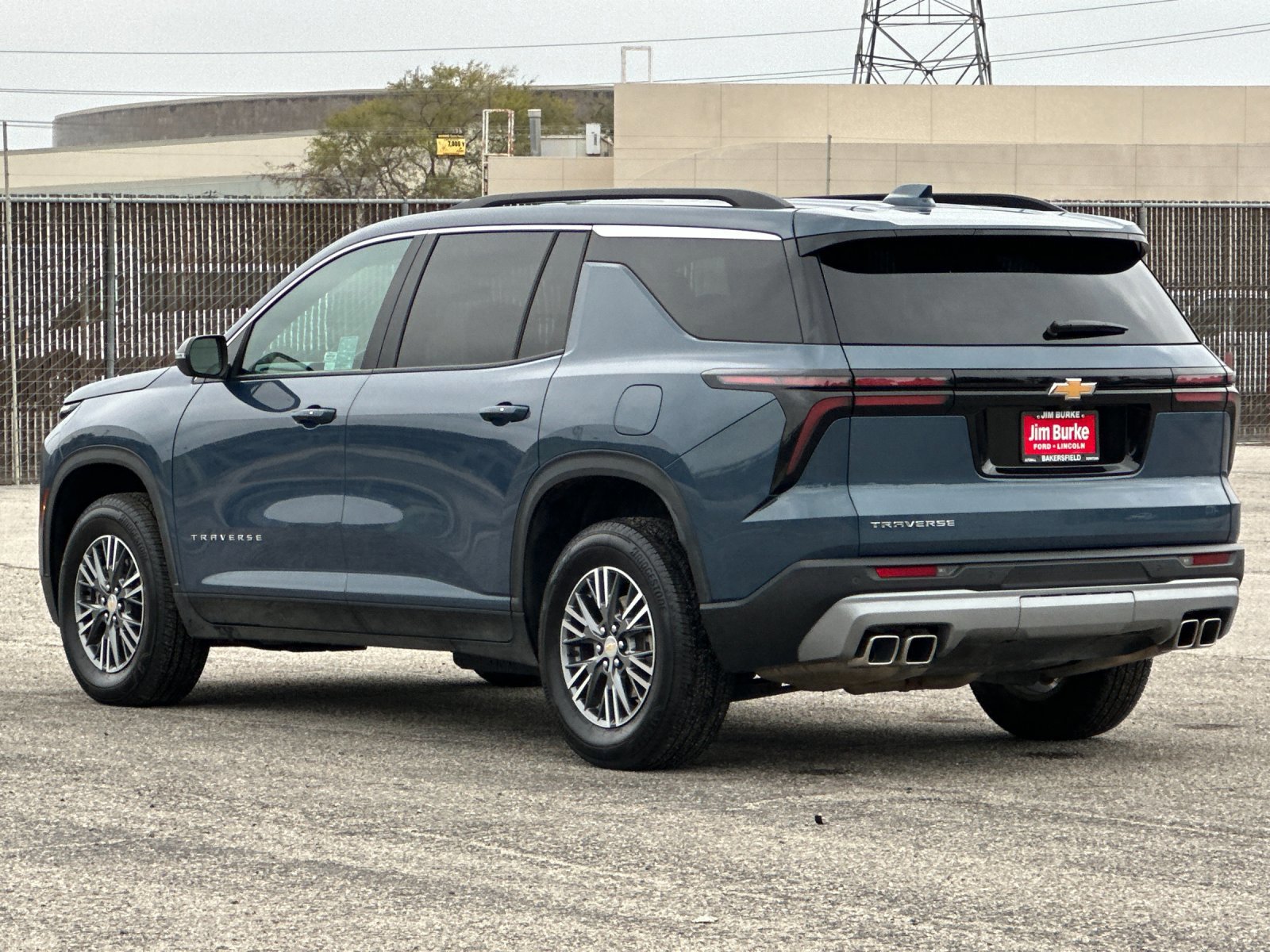 Used 2025 Chevrolet Traverse LT image 3