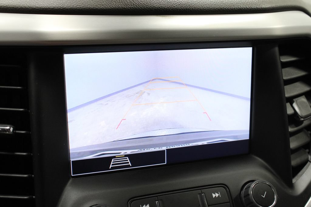 Used 2023 GMC Acadia SLE w/ Driver Convenience Package FWD image 3