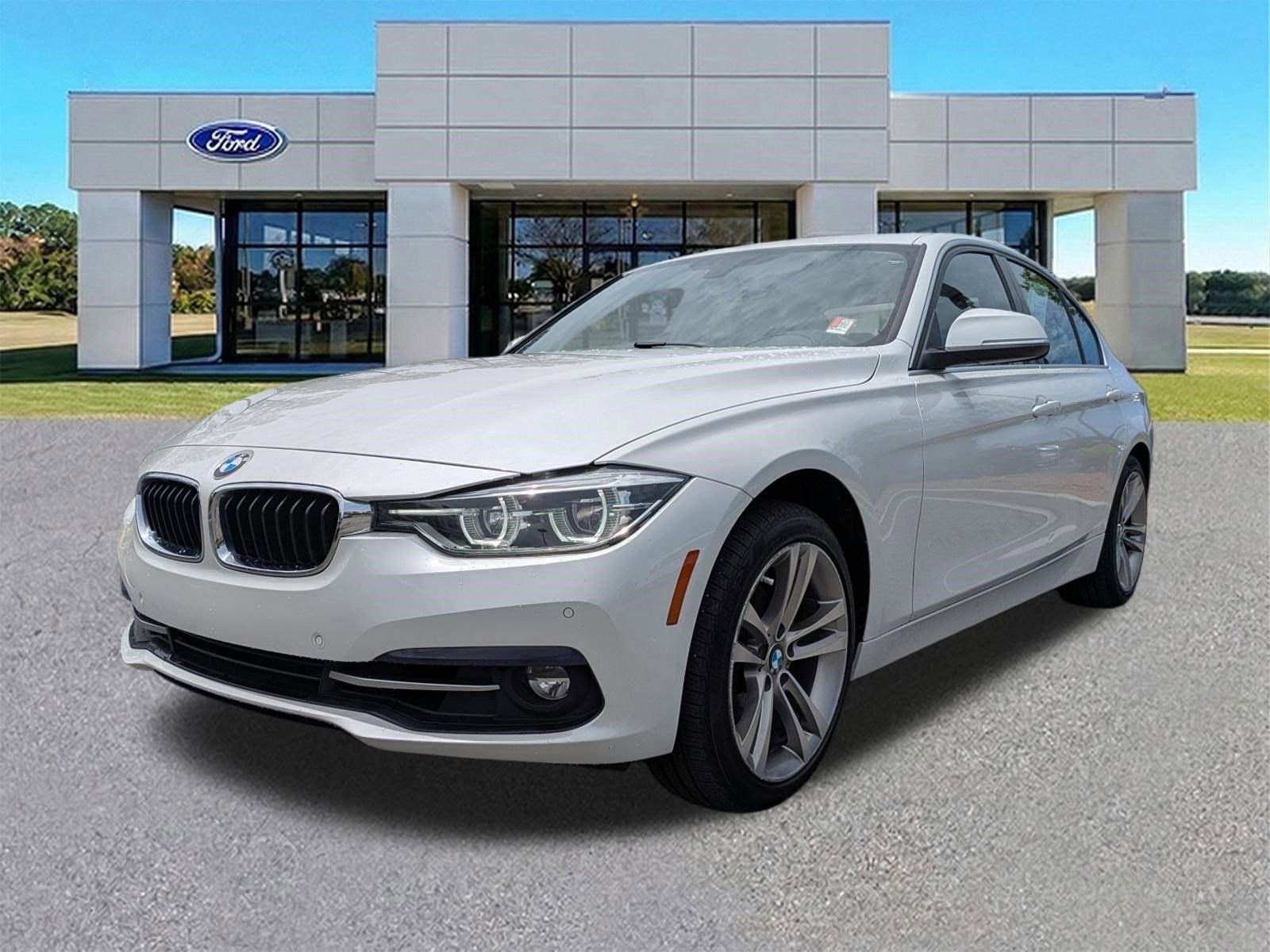 Used 2017 BMW 330i xDrive Sedan AWD/4WD image 4