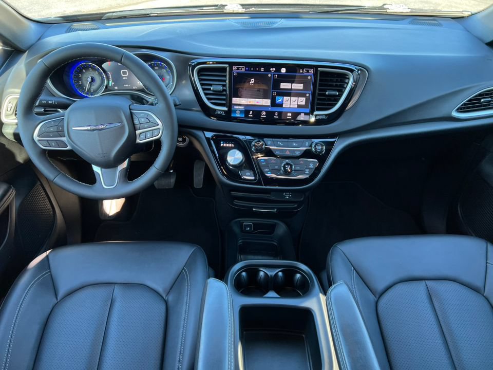 Used 2026 Chrysler Pacifica Select FWD image 2