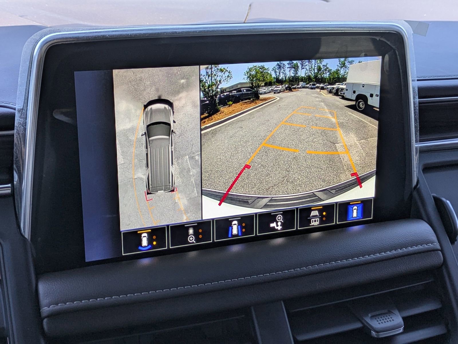 Used 2022 Chevrolet Suburban Z71 w/ Luxury Package image 12