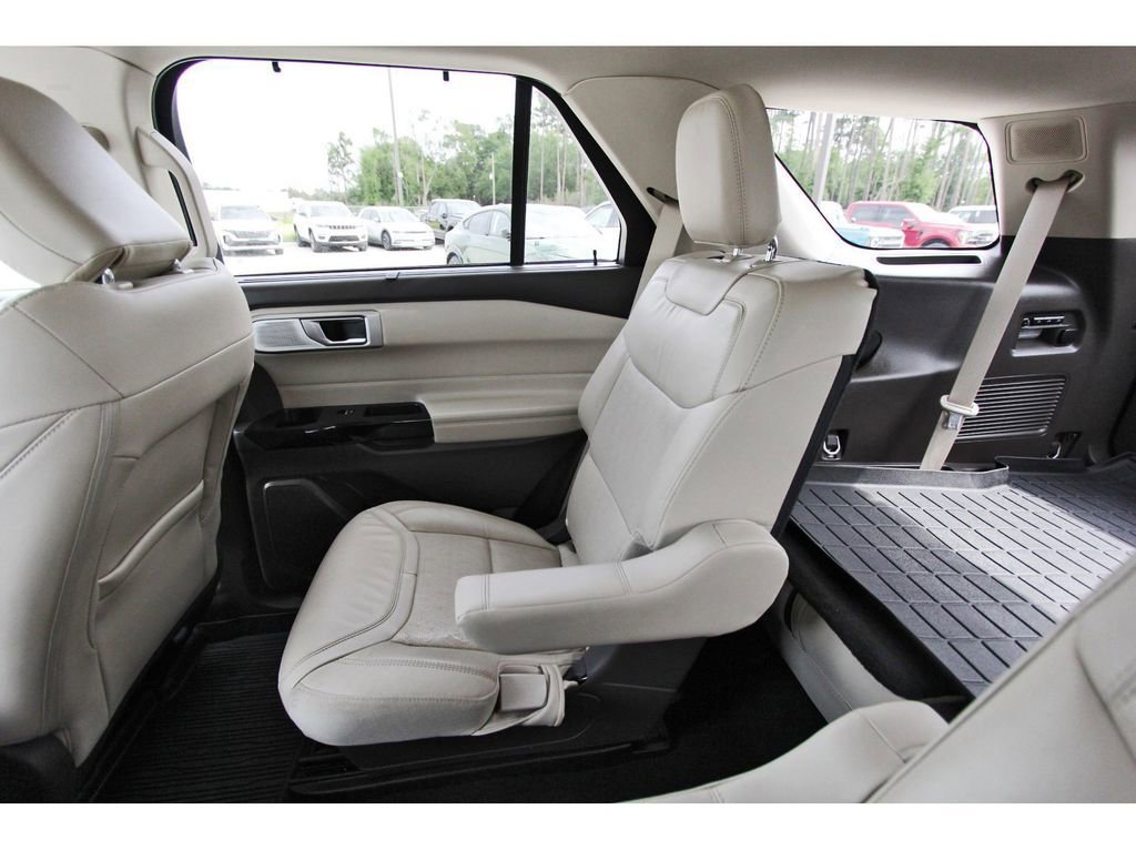 Certified 2024 Ford Explorer Platinum w/ Technology Package AWD/4WD image 14