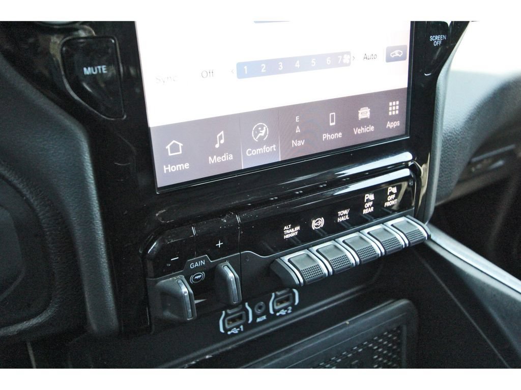 Used 2025 RAM 3500 Laramie AWD/4WD image 24