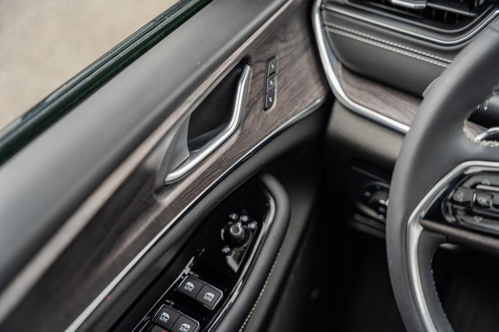 Used 2023 Jeep Grand Cherokee L Overland w/ Rear Seat Video Group I image 37