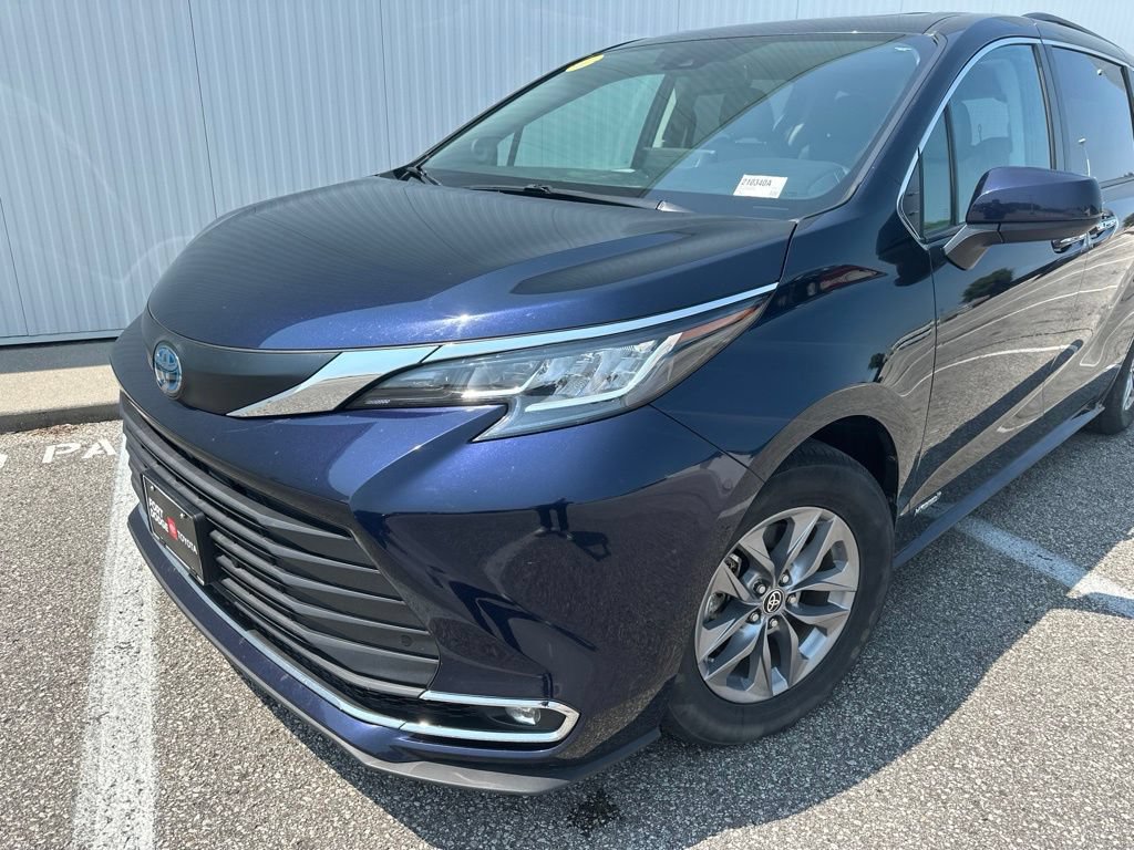 Used 2021 Toyota Sienna XLE w/ XLE Plus Package FWD image 2