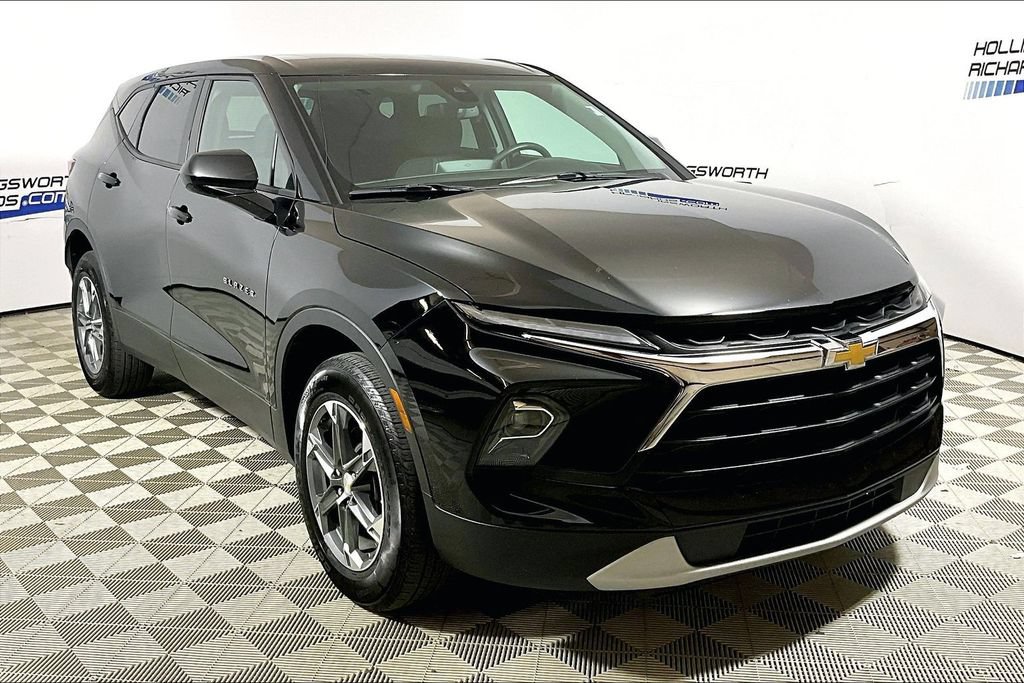 Used 2025 Chevrolet Blazer LT FWD image 3