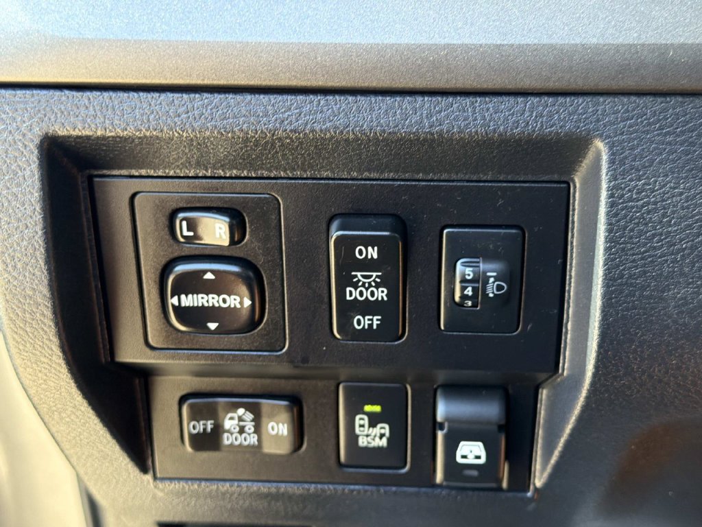 Used 2017 Toyota Tundra SR5 AWD/4WD image 30