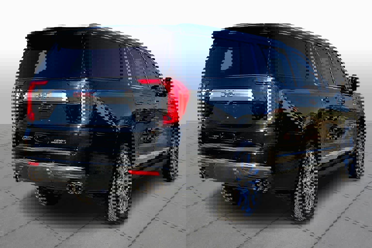 Used 2022 GMC Yukon XL Denali w/ Denali Premium Package image 12