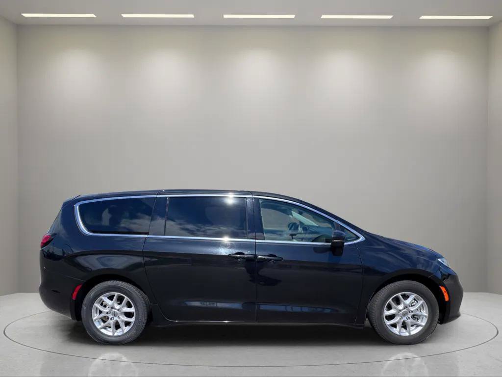 Used 2023 Chrysler Pacifica Touring-L FWD image 5