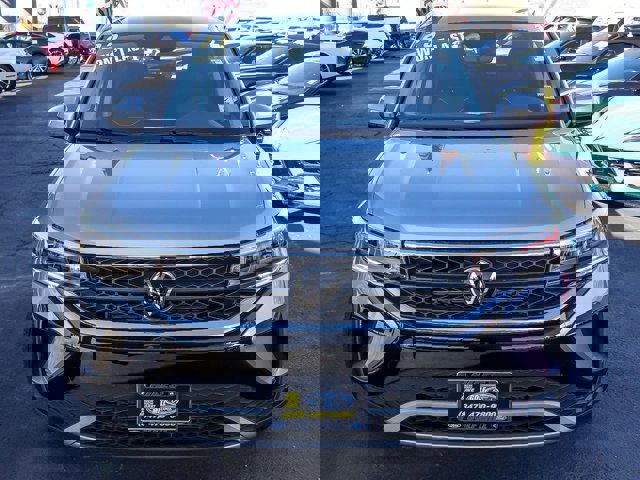 Used 2023 Volkswagen Taos SE w/ Black Wheel Package image 5